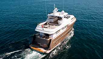 Sanlorenzo Yacht SP 65 im Yachthafen Hohe Düne
